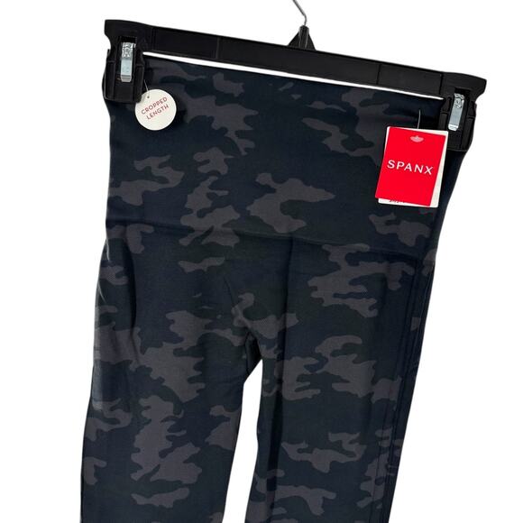 Spanx Black Camo Cropped Lamn Seamless Leggings - Picture 3 of 9